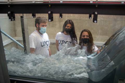 Alumnos de la UPCT en un laboratorio de Hidráulica.